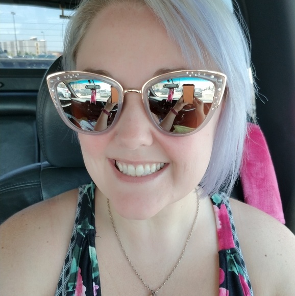 Meet your Posher, Christina - Picture 1 of 1